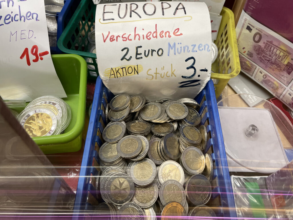 2-Euro Münzen, die für 3 Euro verkauft werden.